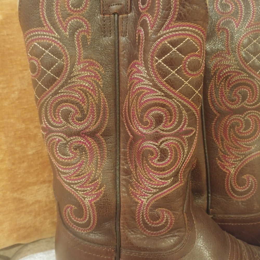 Ariat cowgirl boots, genuine leather size 6.5 womens